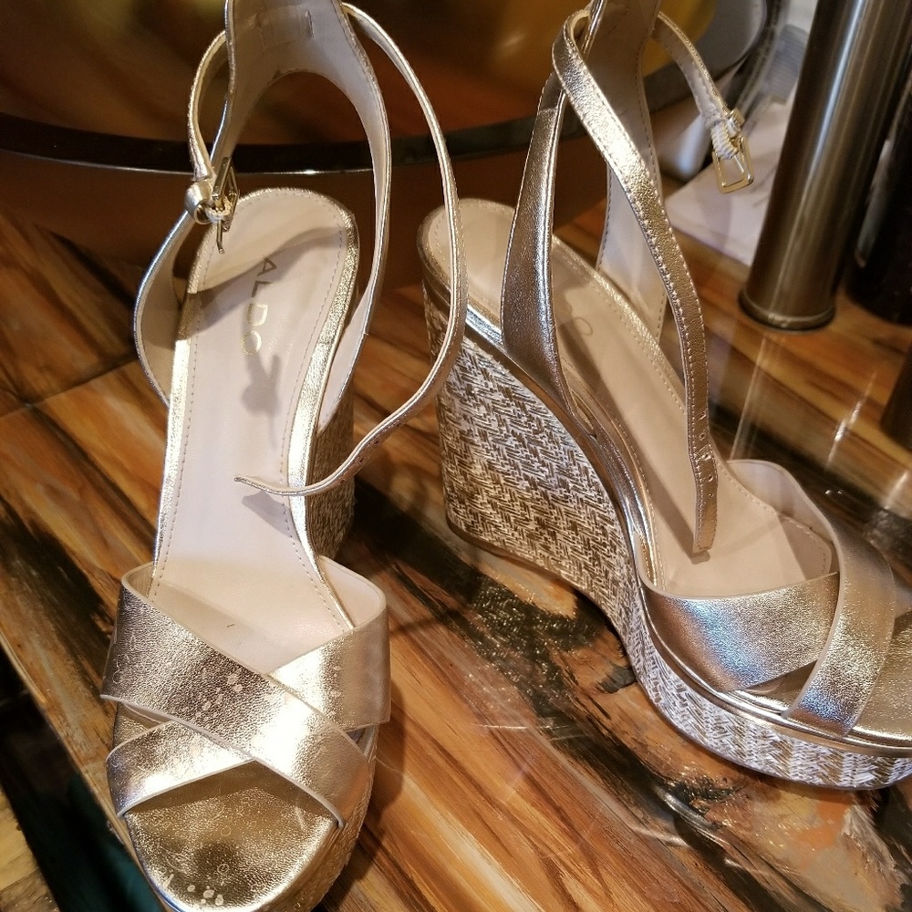 Gold wedges